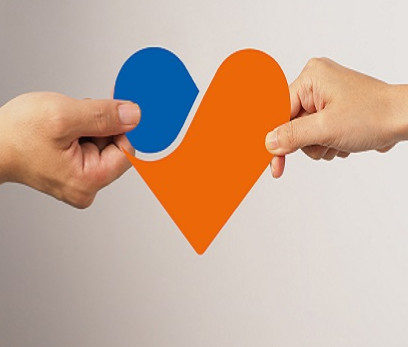 Zwei Hände halten ein Herz